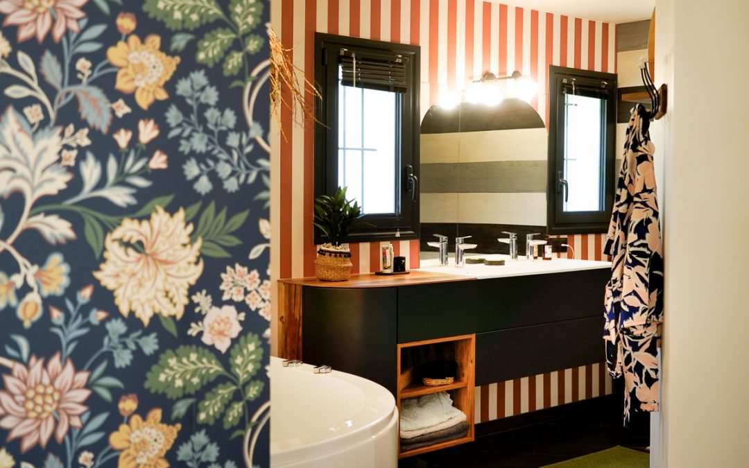 Élégance Intemporelle : Une Salle de Bain Ocre au Charme Moderne
