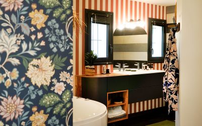 Élégance Intemporelle : Une Salle de Bain Ocre au Charme Moderne